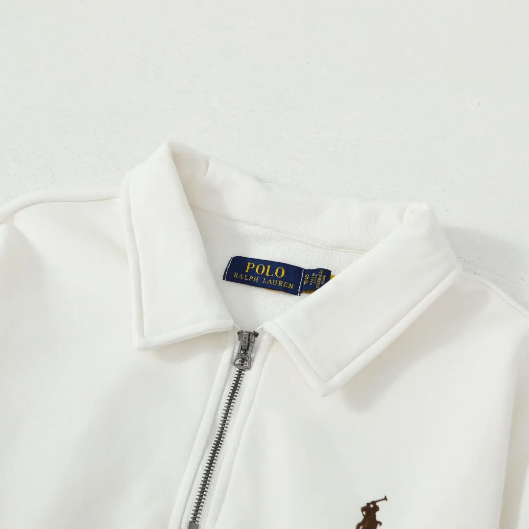 P260 #R99 Ralph Lauren pony logo eight-color half-zip lapel sweatshirt. Wear three times in one suit, easy to switch styles: Fully stand-up collar mode: crisp lapel three-dimensional windproof, taking into account warmth and cool lines, full of coolness ▫️Half-open lazy mode: slightly exposed collarbone, relaxed and comfortable | Pair with a shirt or high collar to show the intellectual atmosphere ▫️Full-open V-neck mode: Visually extends the neck-shoulder ratio | Stacking is more layered, hiding the flesh and making it look slimmer, making it easy to wear with a sense of luxury. Genderless design, shared wardrobe concept: White is gentle and elegant | Black is cool and slimming | Both colors can be used to create a couple CP look. 8 colors are available in the full line | From classic to soft | Meet all daily and occasion dressing needs Quality is reflected in the details: Micro-label logo embroidery | Loose but not procrastinating tailoring | High-grade fabrics ensure a comfortable fit. Easily manage various scenarios such as workplace commuting, weekend leisure, and date travel, effortless chic is the definition of effortless chic.  Color: Black White Navy Mint Green Khaki Pink Yellow Army Green Size: S M L